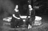 Rok 1926. Helena Malewiczowa z siostrą Jadwigą Gołońską w parku